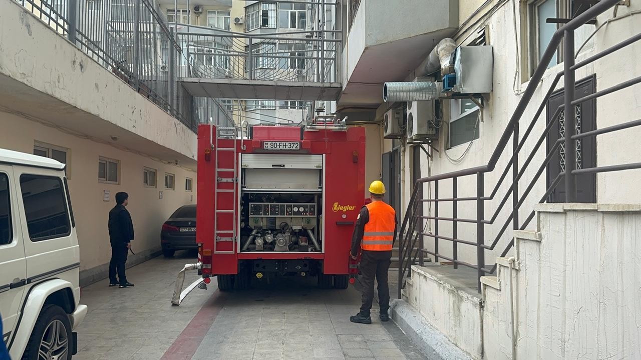 Bakıda yaşayış binasında yanğın söndürüldü - YENİLƏNİB (VİDEO)